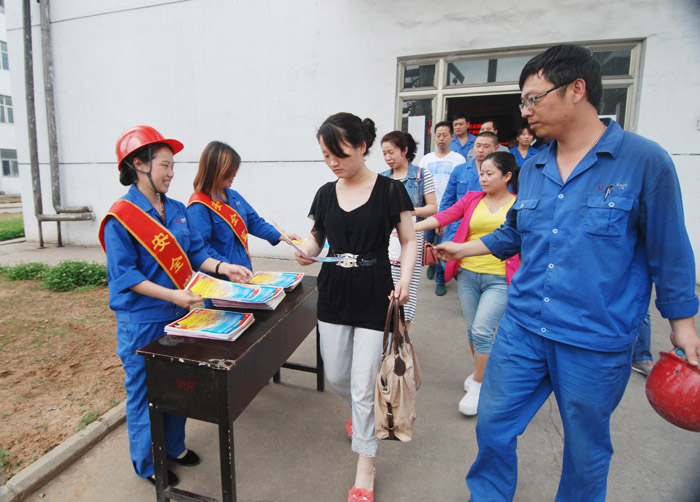 煤化工公司现场发放安全宣传资料
